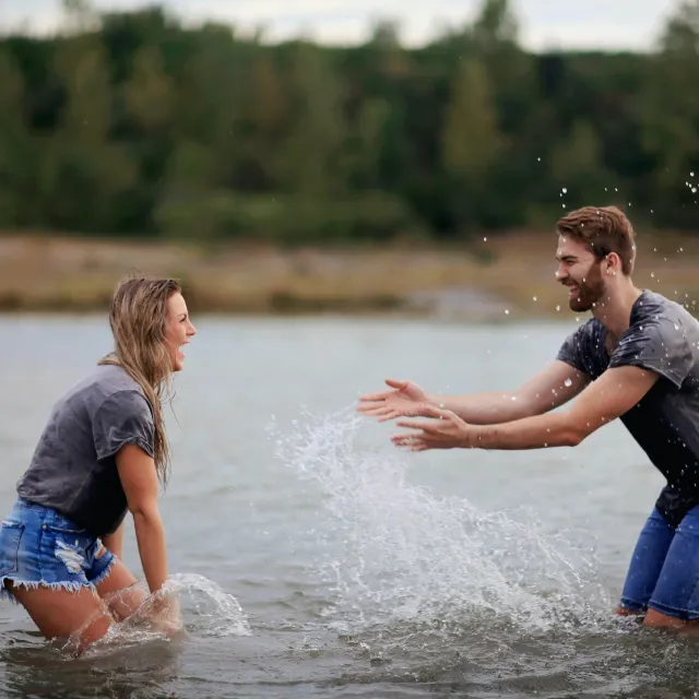 Junges Paar spielt im Wasser