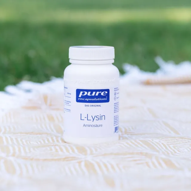 L-Lysin Bottle von Pure Encapsulations auf einer Decke