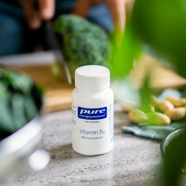 Vitamin B12 neben Gemüse und Nüssen
