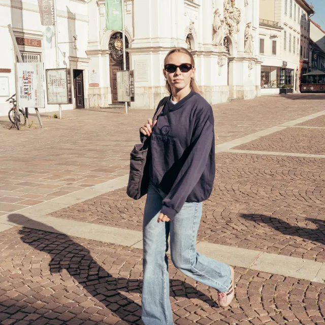 Isabelle Engel spaziert durch die Stadt Graz