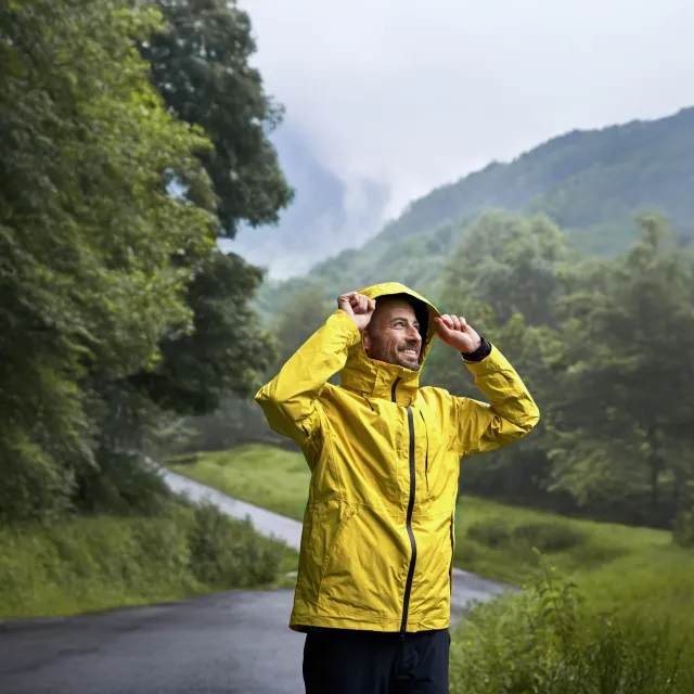 Rudi Regenmantel Straße Wald Nebel Regen Wetter Mann gelber Regenmantel gelbe Regenjacke grün