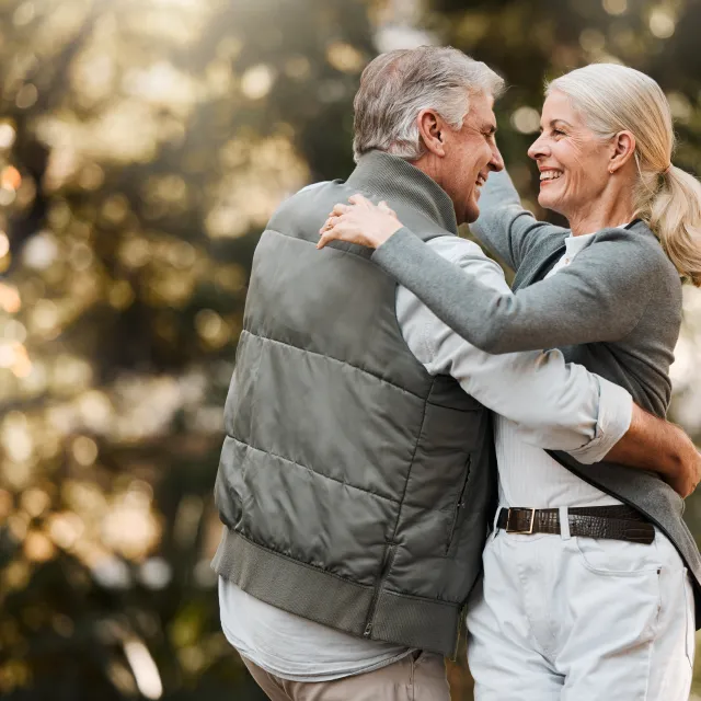 Älteres Paar tanzt lächelnd