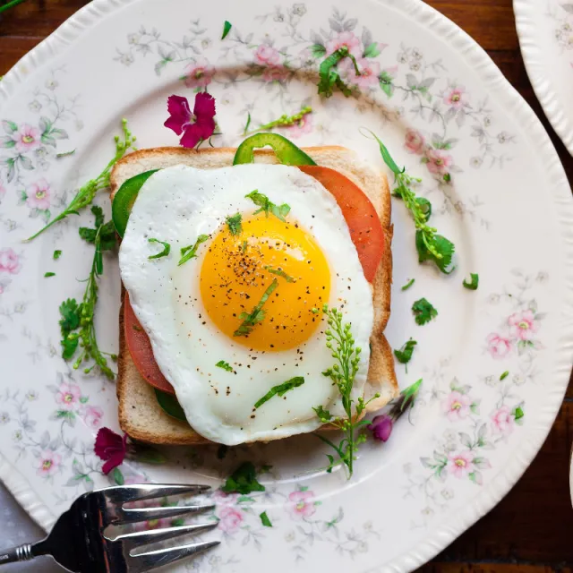 Spiegelei mit Tomaten und Paprika auf Toast
