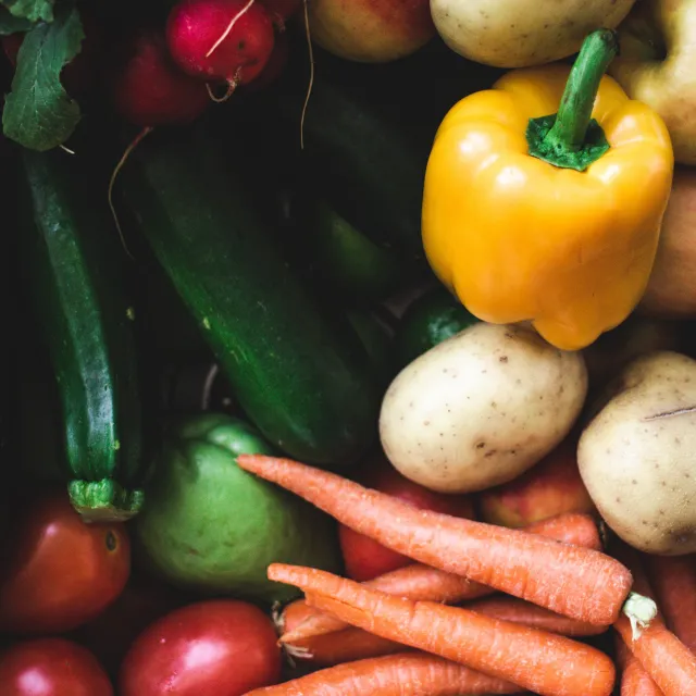 Verschiedenes Gemüse wie Paprika, Kartoffeln Zucchini und Karotten