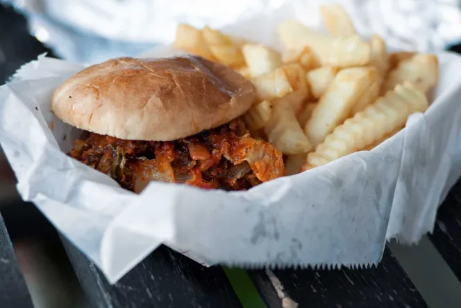 Burger mit Pommes