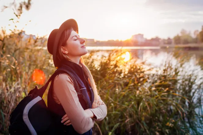 Frau lässt sich die Sonne ins Gesicht scheinen