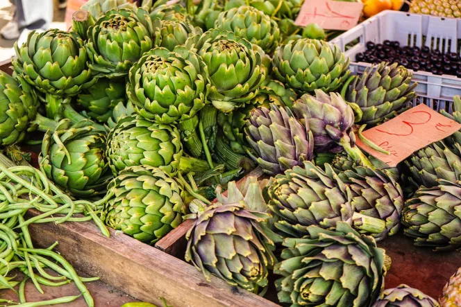 Artischocken bei Marktstand