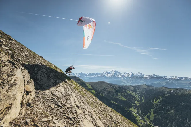 Aaron Durogati mit Fallschirm