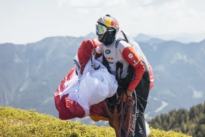 Aaron Dugatti mit Fallschirm in den Händen