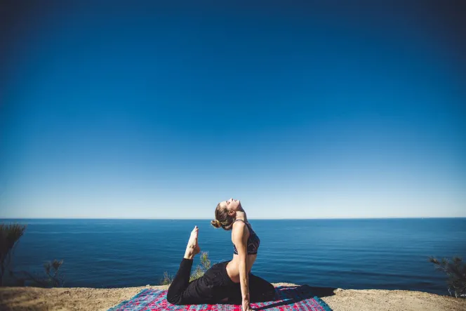 Yoga Pose mit gebogenem Rücken und Bein nach oben