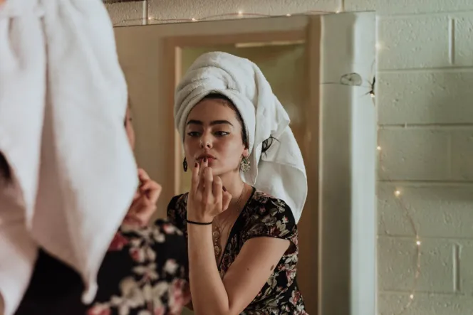 Frau im Bad mit Turban bei der Hautpflege