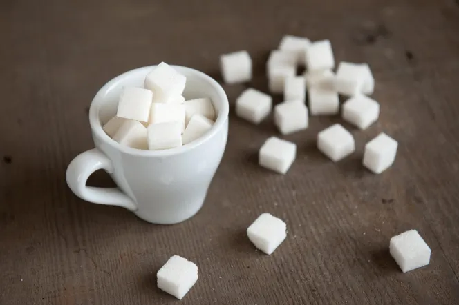 Zuckerwürfel in einer Tasse