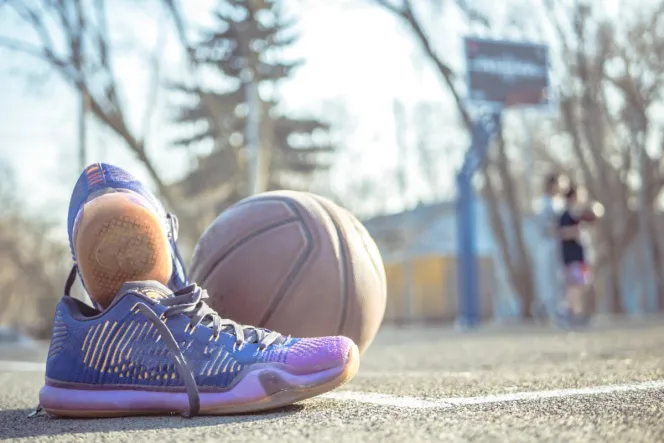 Sportschuhe und ein Basketball