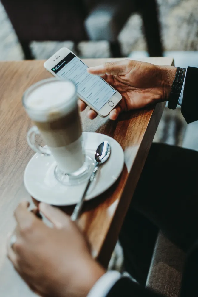 Kaffee Latte und Smartphone