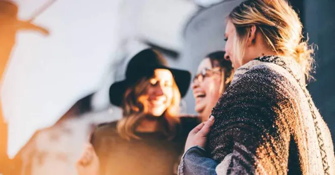 Frauen lachen gemeinsam in der Sonne