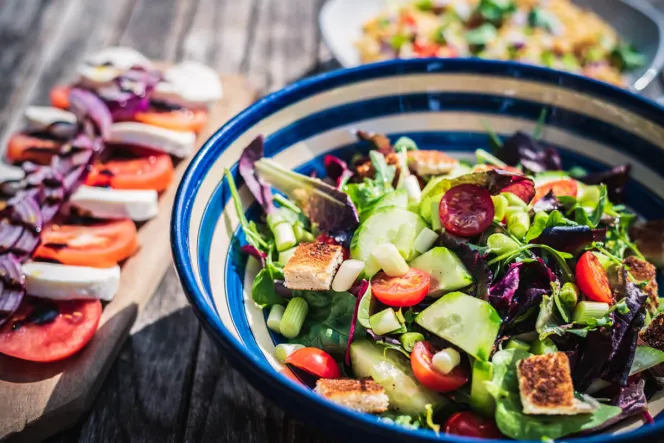 Üppig gefüllte Salatschüssel