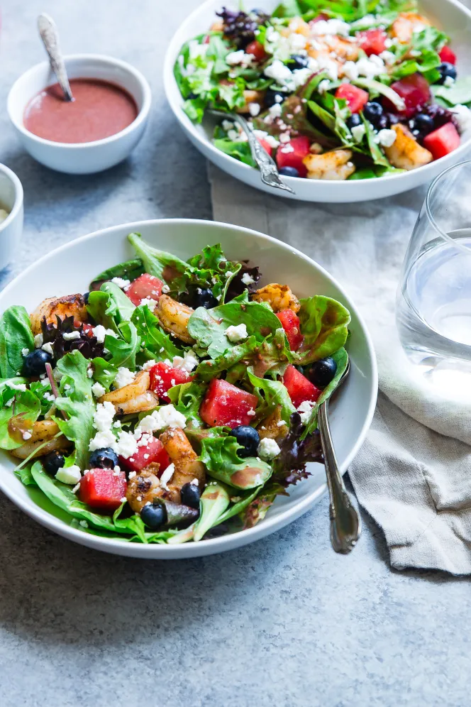 Salat mit Shrimps, Gemüse, Obst und Schafkäse