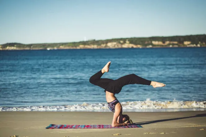 Yoga Kopfstand mit gebogenen Beinen