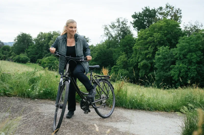 Frau auf einem Fahrrad