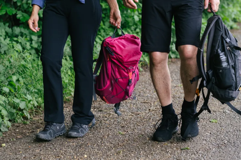 Mann und Frau gehen mit Wanderrucksack