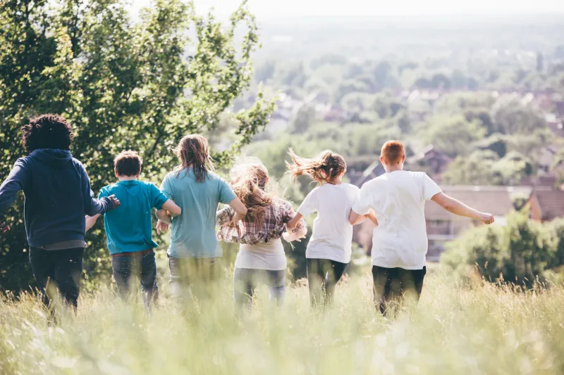 menschengruppe laufen freunde Familie grün Frühling Natur Wiese hellgrün blau weiß draußen outdoor