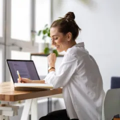 Fröhliche Frau am Arbeiten