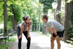 Mann und Frau machen Pause vom Laufen