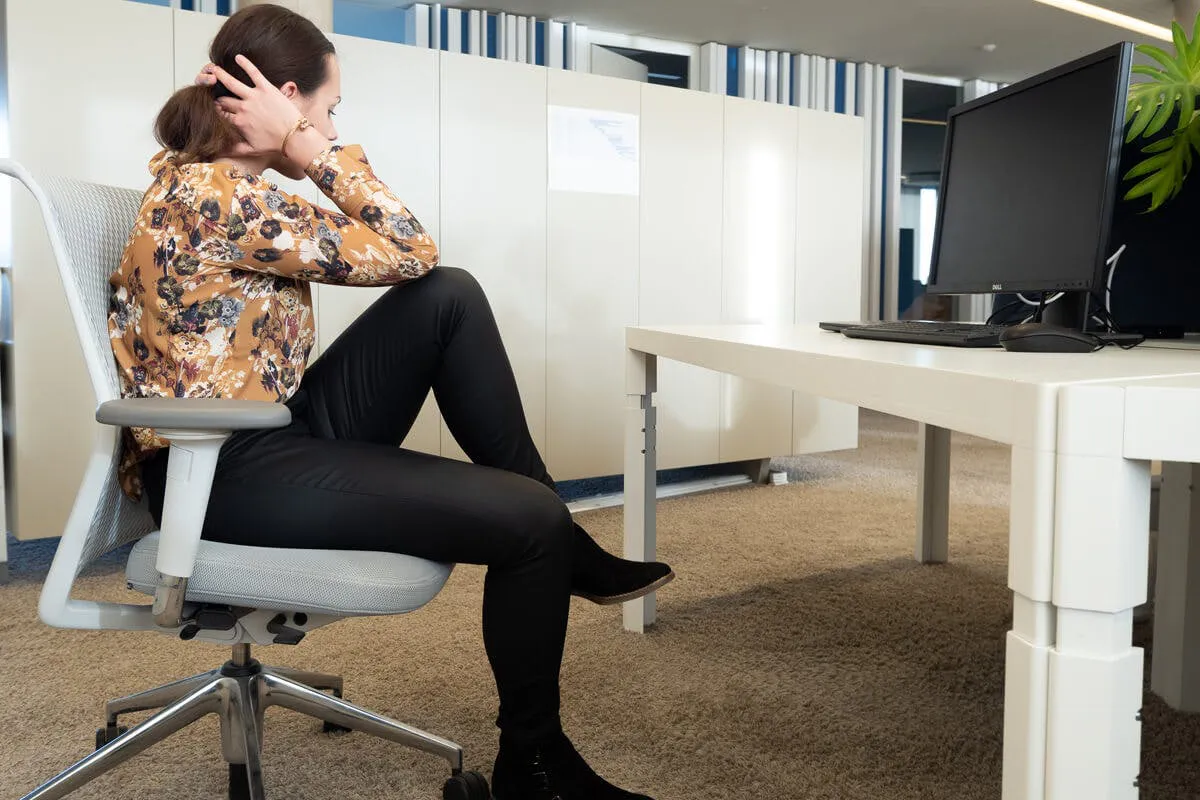 Frau macht im Sitzen macht Bauchmuskeltraining