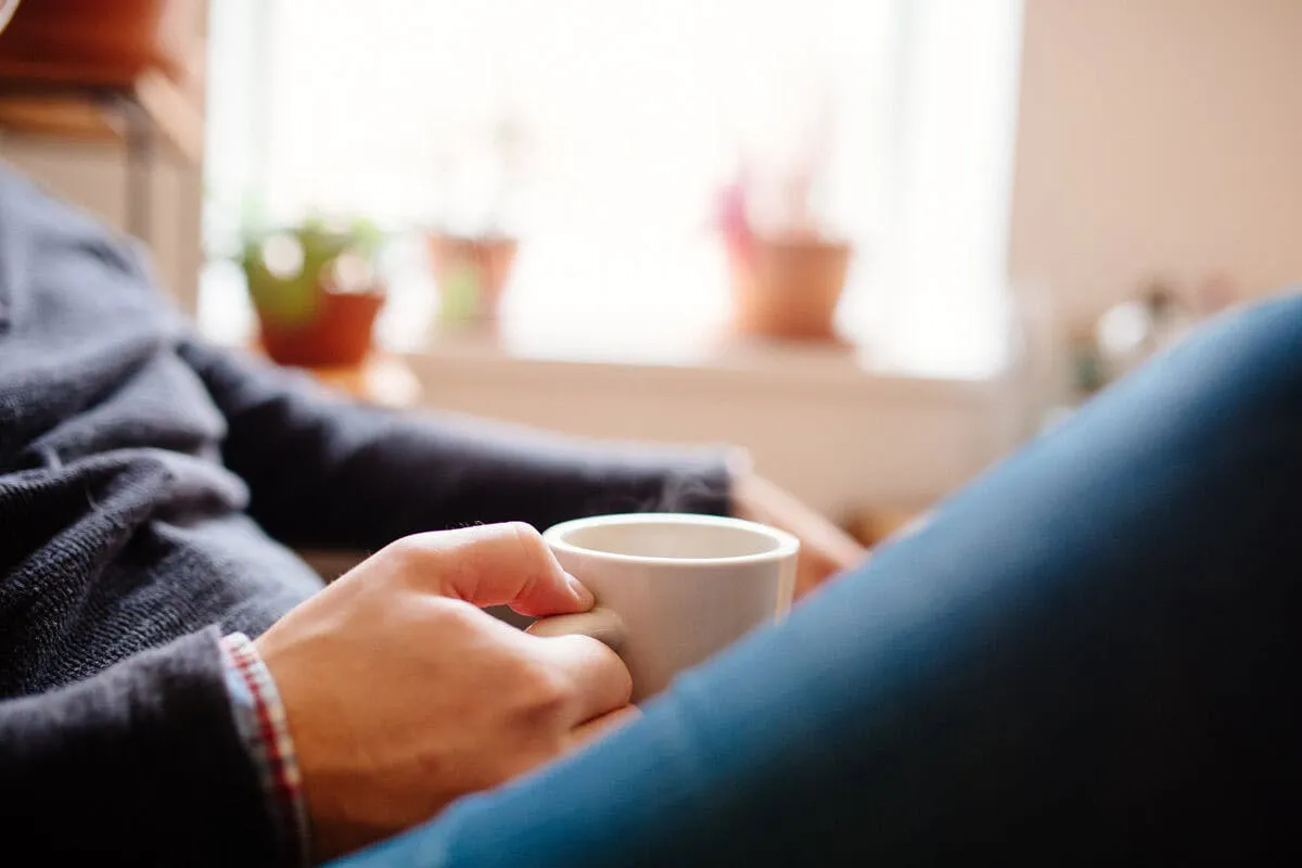 Hand hält Tasse