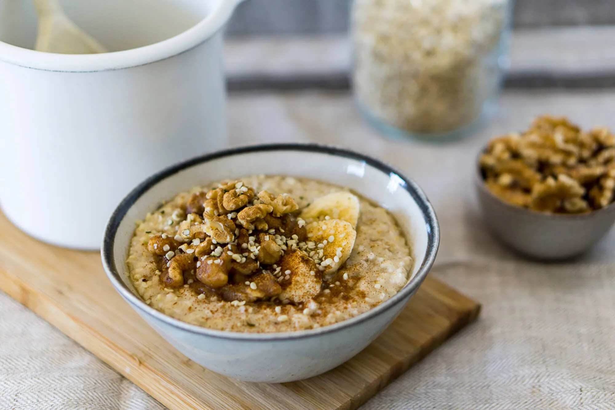 Schüssel mit Bananen-Porridge