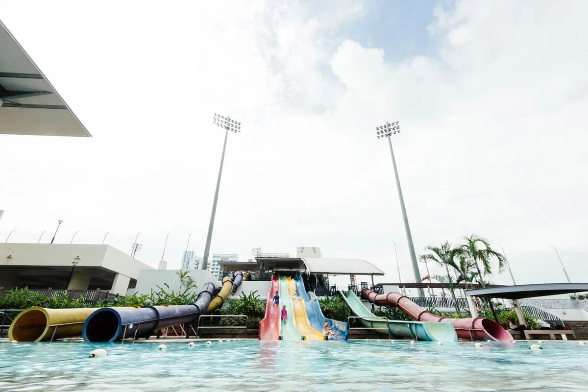 Rutschen in einem Schwimmbad oder Therme