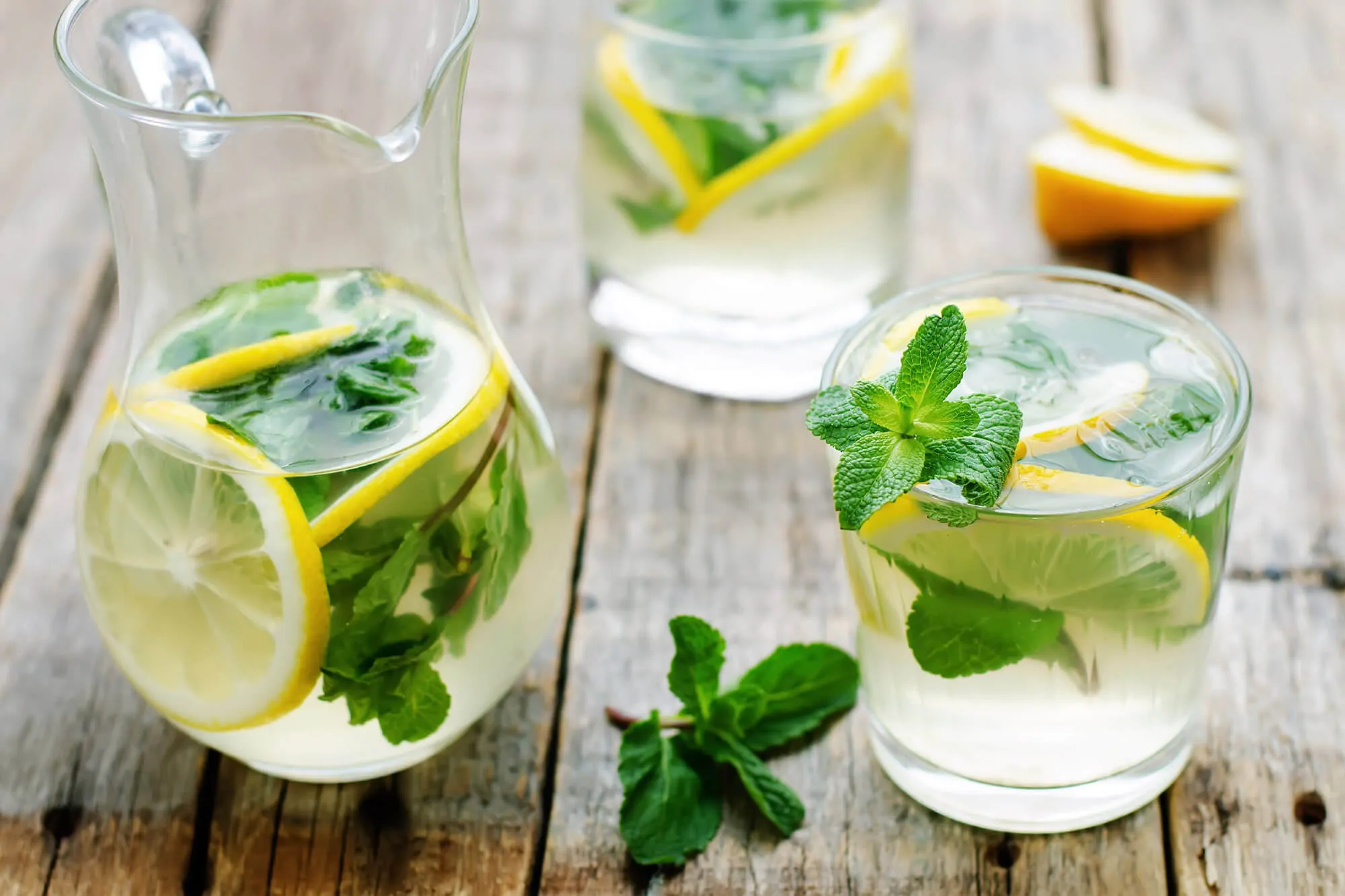 sommerlicher eistee mit frischer minze