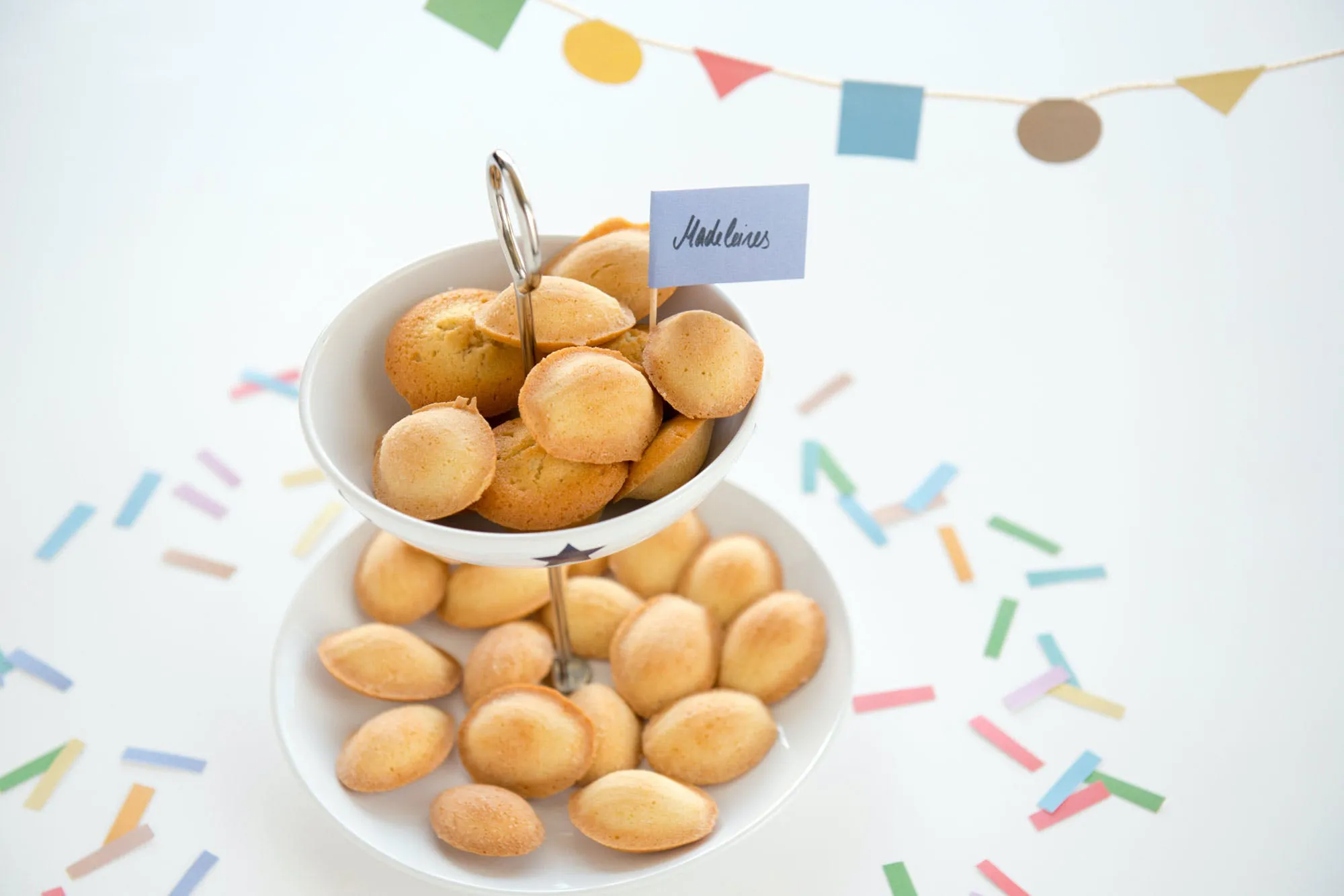 Madeleines mit Melisse in einer Etagere