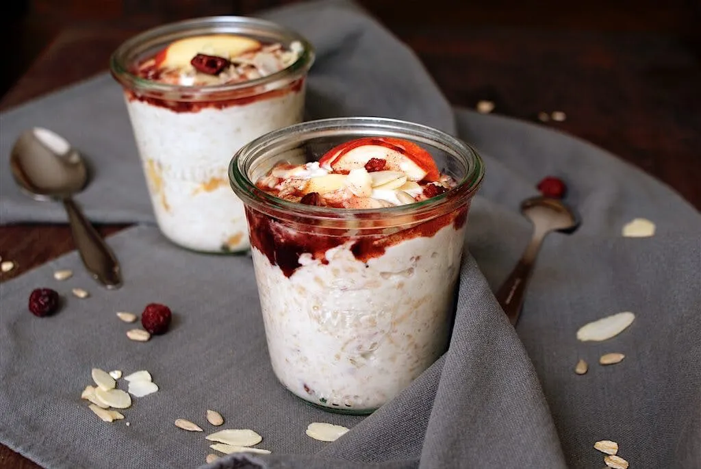 cranberry bircher müsli in gläsern