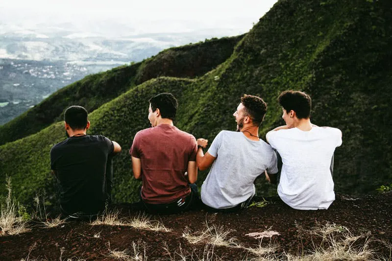 Männer sitzen am Berg
