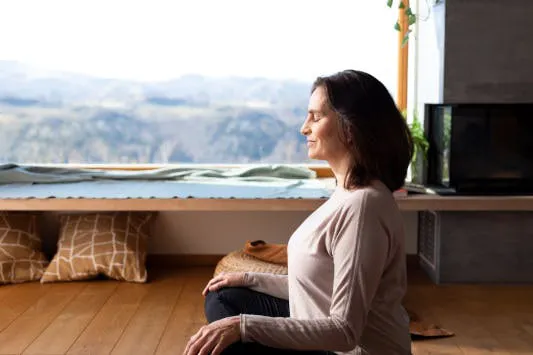 Frau beim Meditieren im Schneidersitz