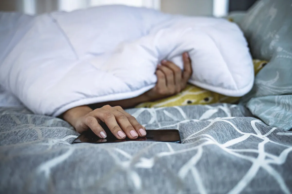 Frau mit Decke über dem Kopf