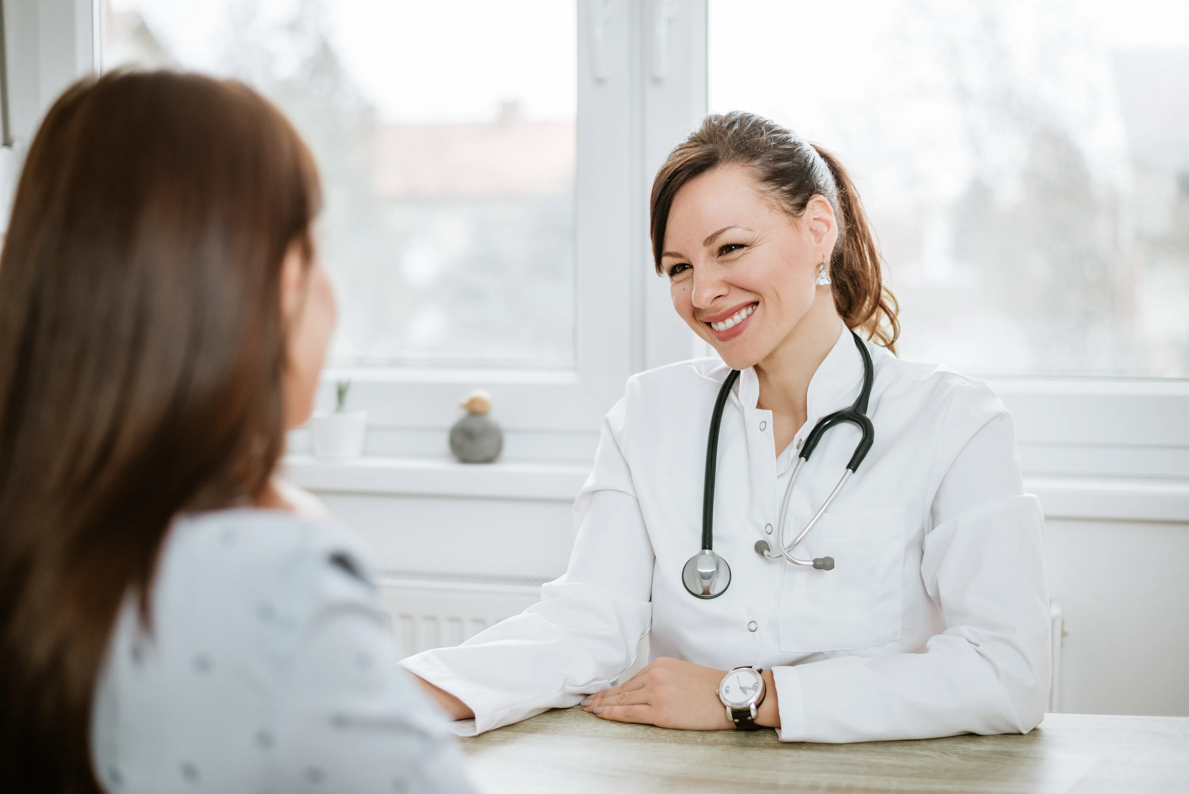 AdobeStock 188725736 Frauenarzt Beratung Gespräch weiß junge Frau Gynäkologie Stethoskop Patientin Ärztin