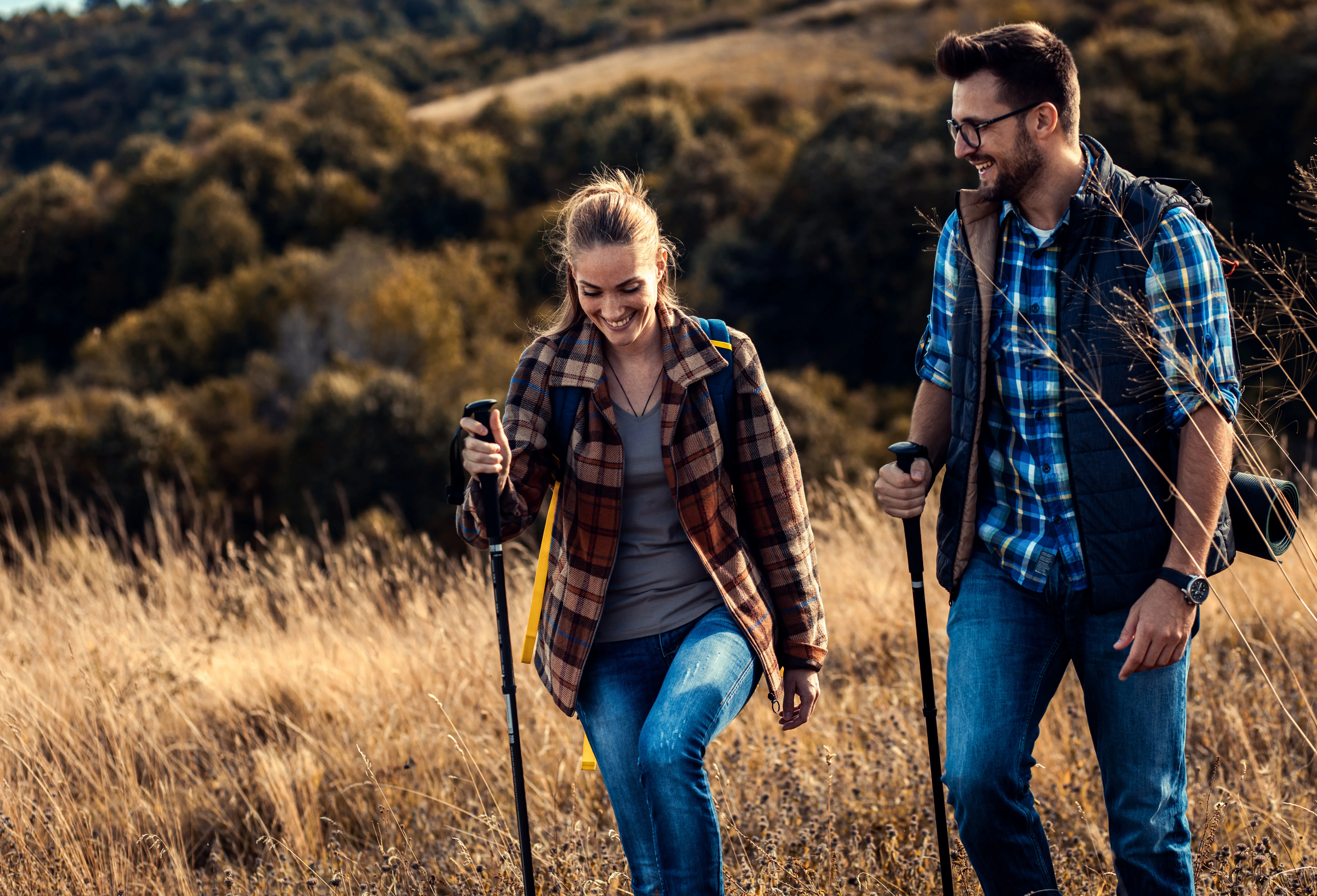 AdobeStock 487076514 wandern Paar braun blau Herbst 30+ Bewegung Chondro aktiv Mann Frau Sport draußen Natur outdoor