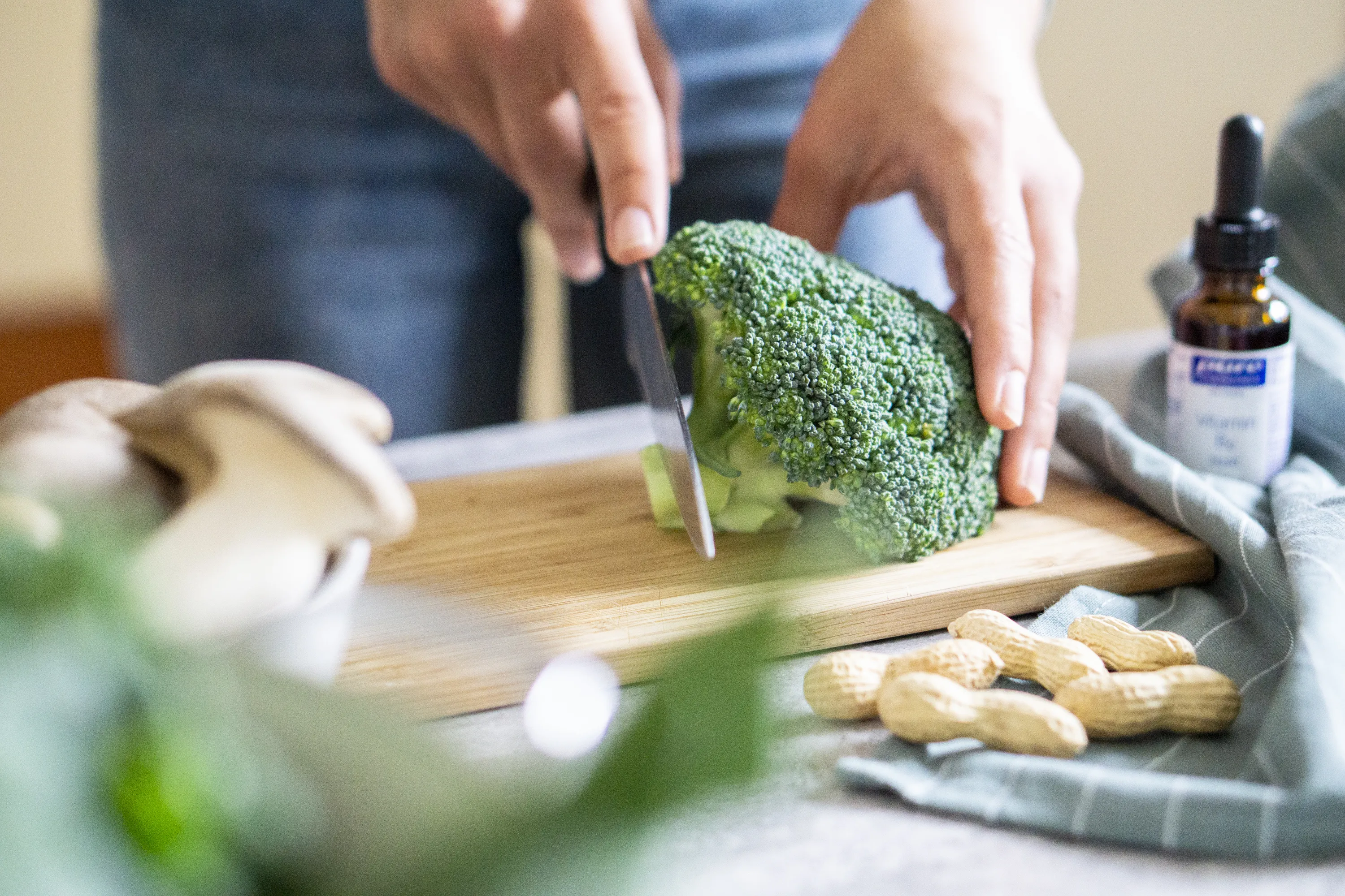 Brokkoli wird auf einem Brett geschnitten