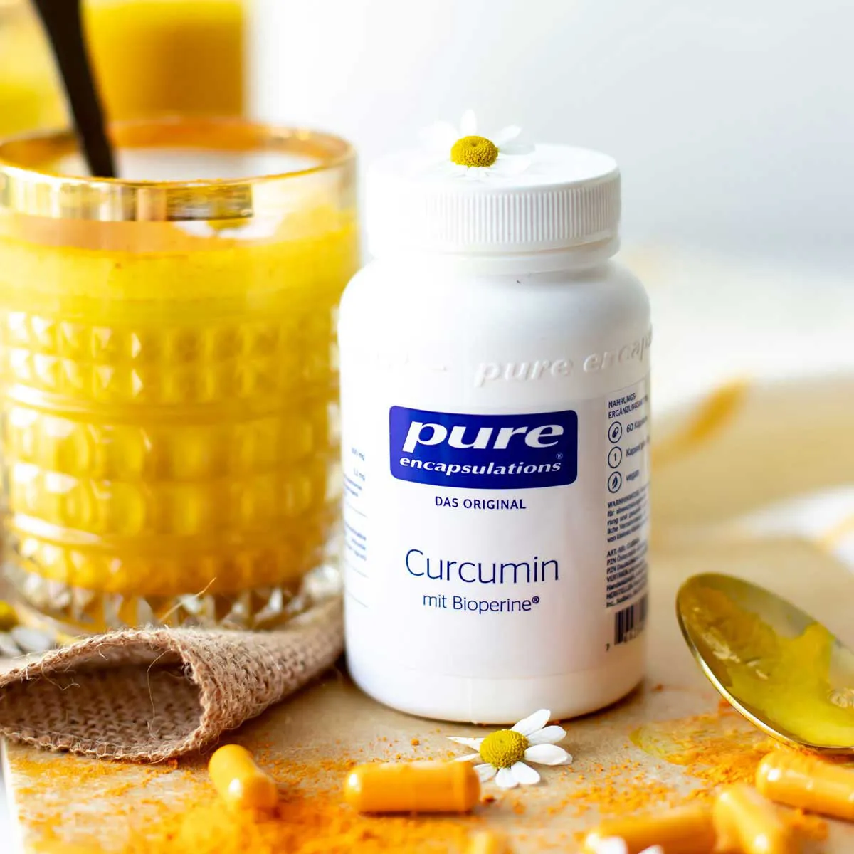 Eine Bottle Curcumin von Pure Encapsulations und ein Glas Curcuma-Latte