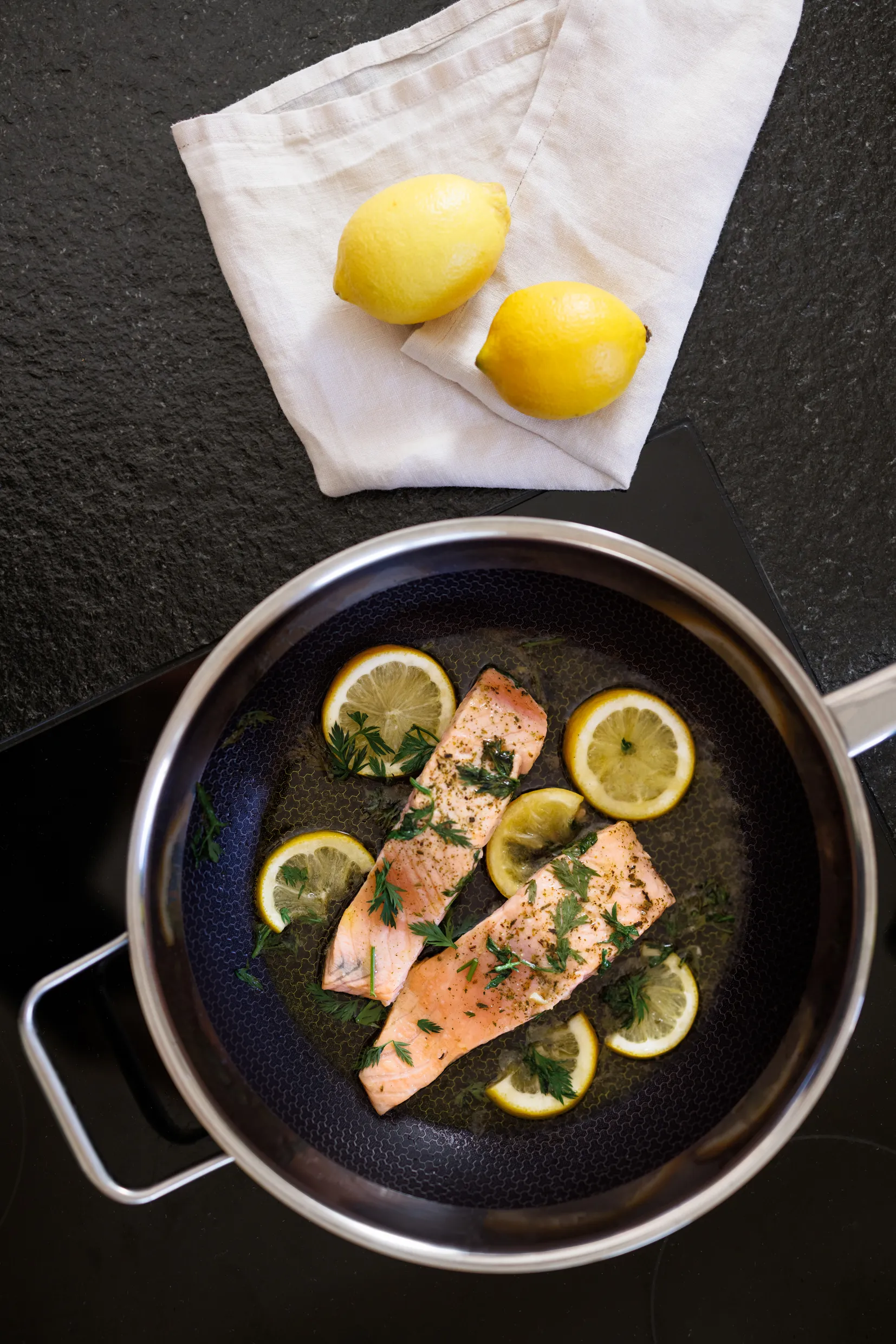 Lachs mit Zitrone in einer Pfanne