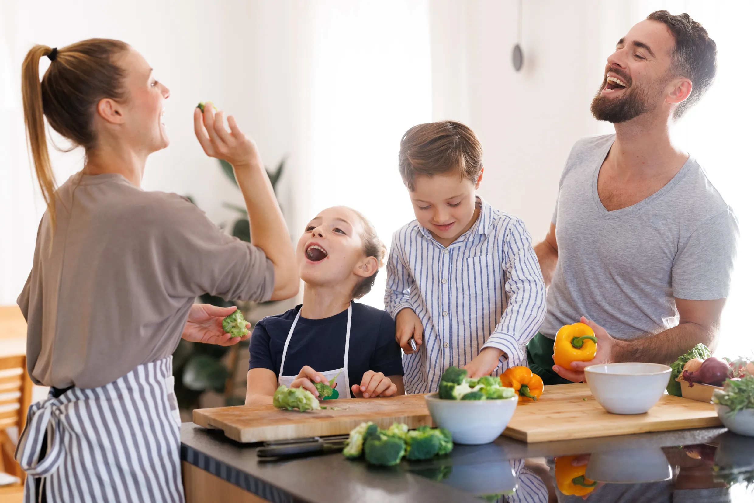 Familie kocht gemeinsam