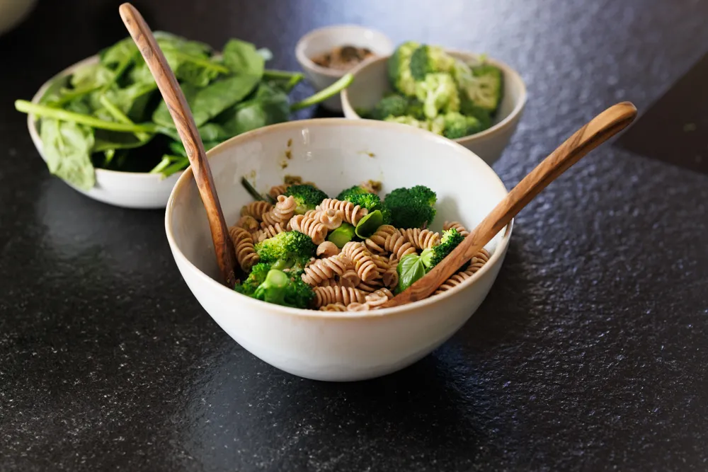 Gesunder Nudelsalat mit Vollkornnudeln, Spinat und Brokkoli