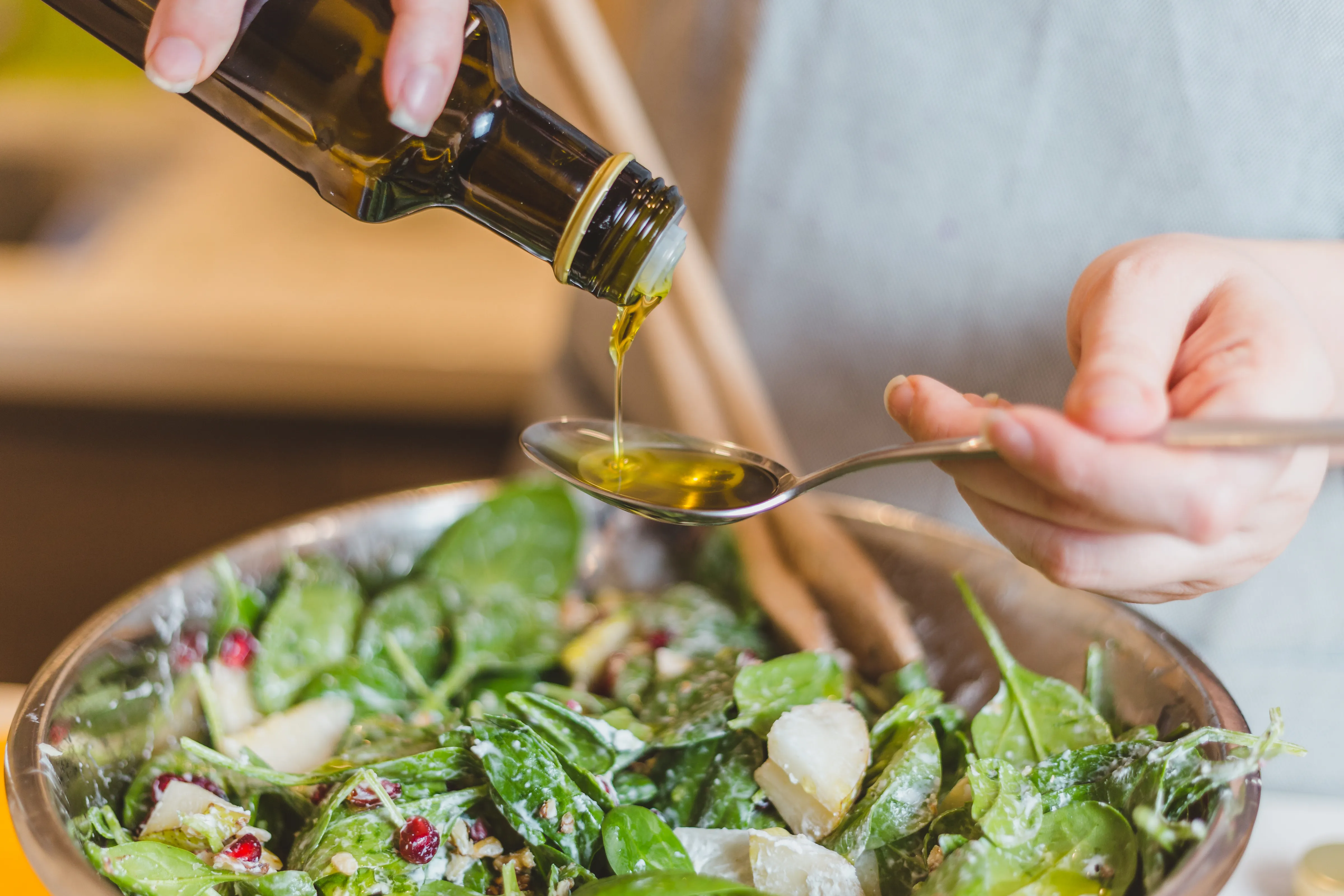 Öl wird auf einen Löffel gegoßen