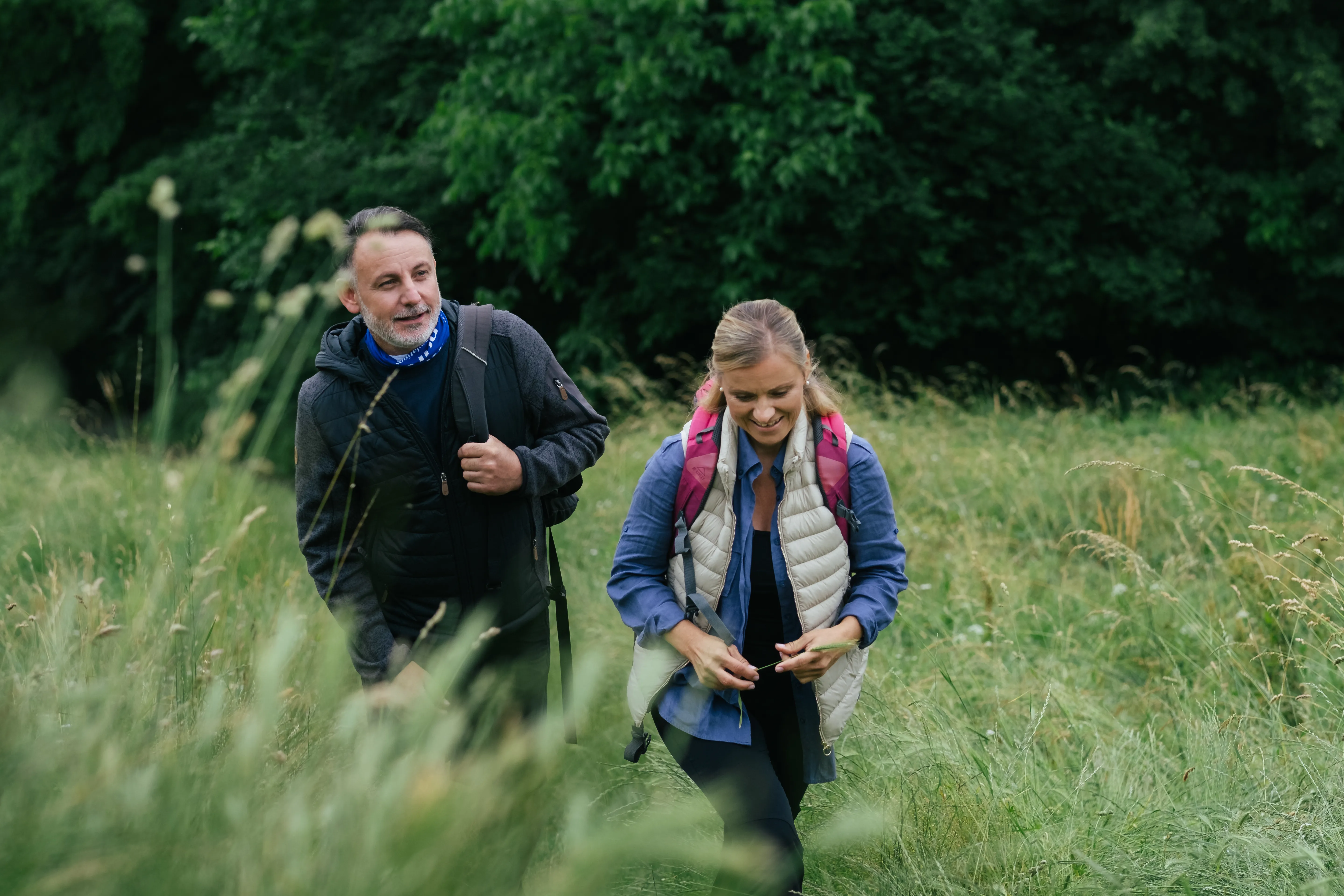 Energie Mobiliät draußen outdoor Natur grün Sommer Frühling wandern Sport Bewegung Freizeit Paar Pärchen mittelalte Frau Mann 40+ 50+ Wiese Wald pink blau mittelalt Frau gehen DSF6499