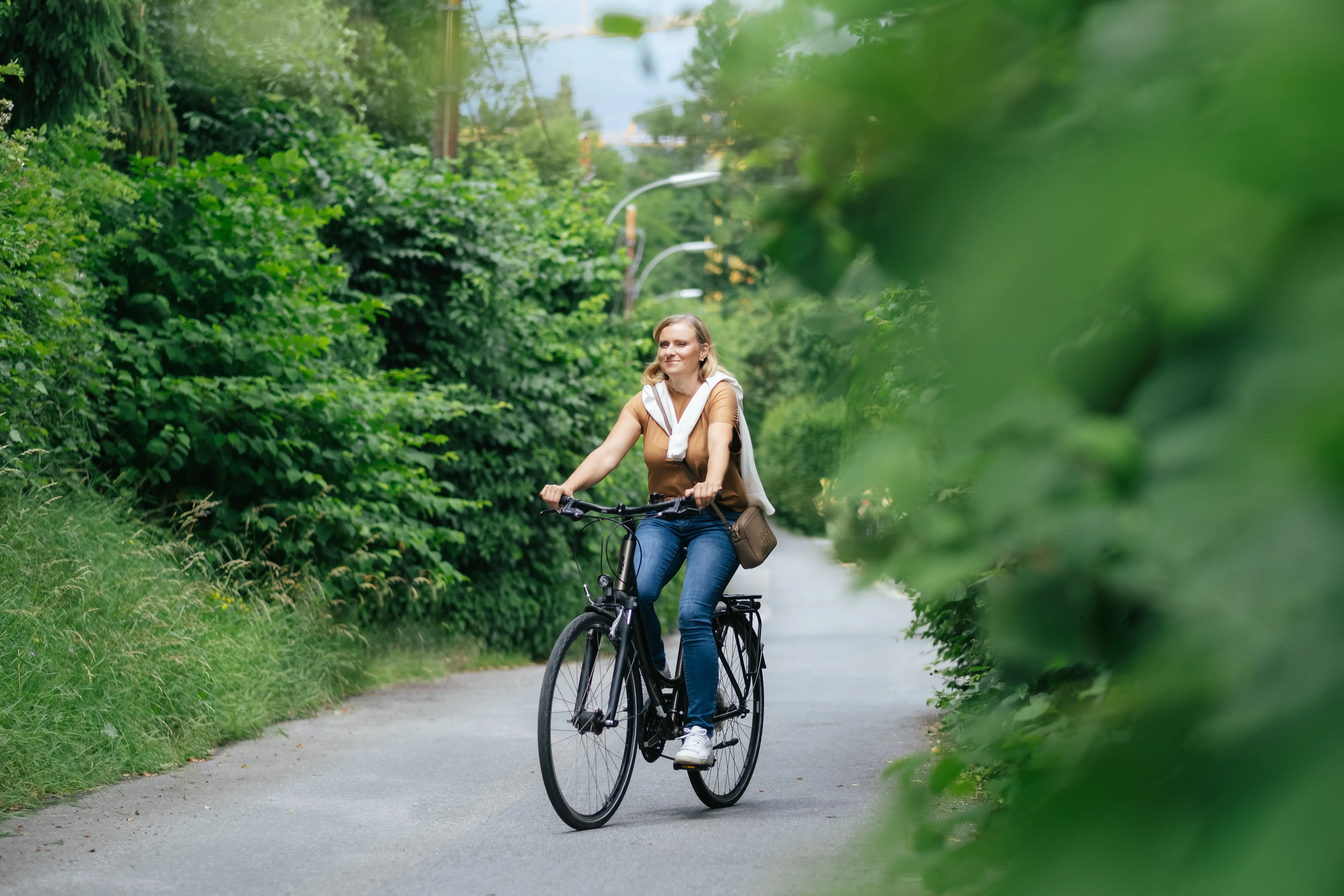 Frau fährt mit Fahrrad