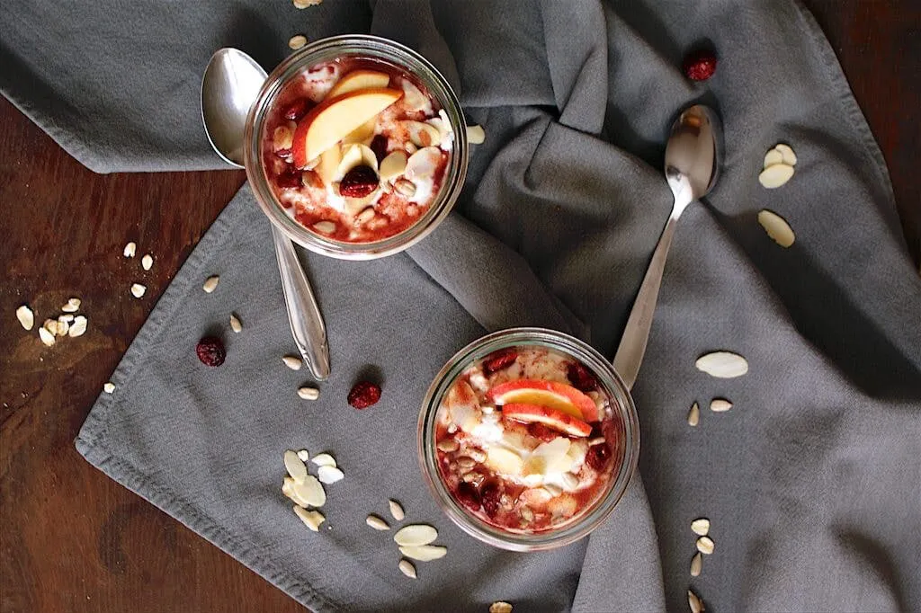cranberry bircher müsli in einem glas