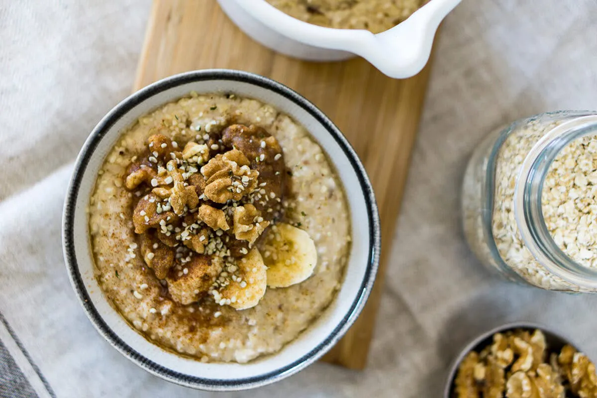 Schüssel mit Bananen-Porridge mit Walnüssen