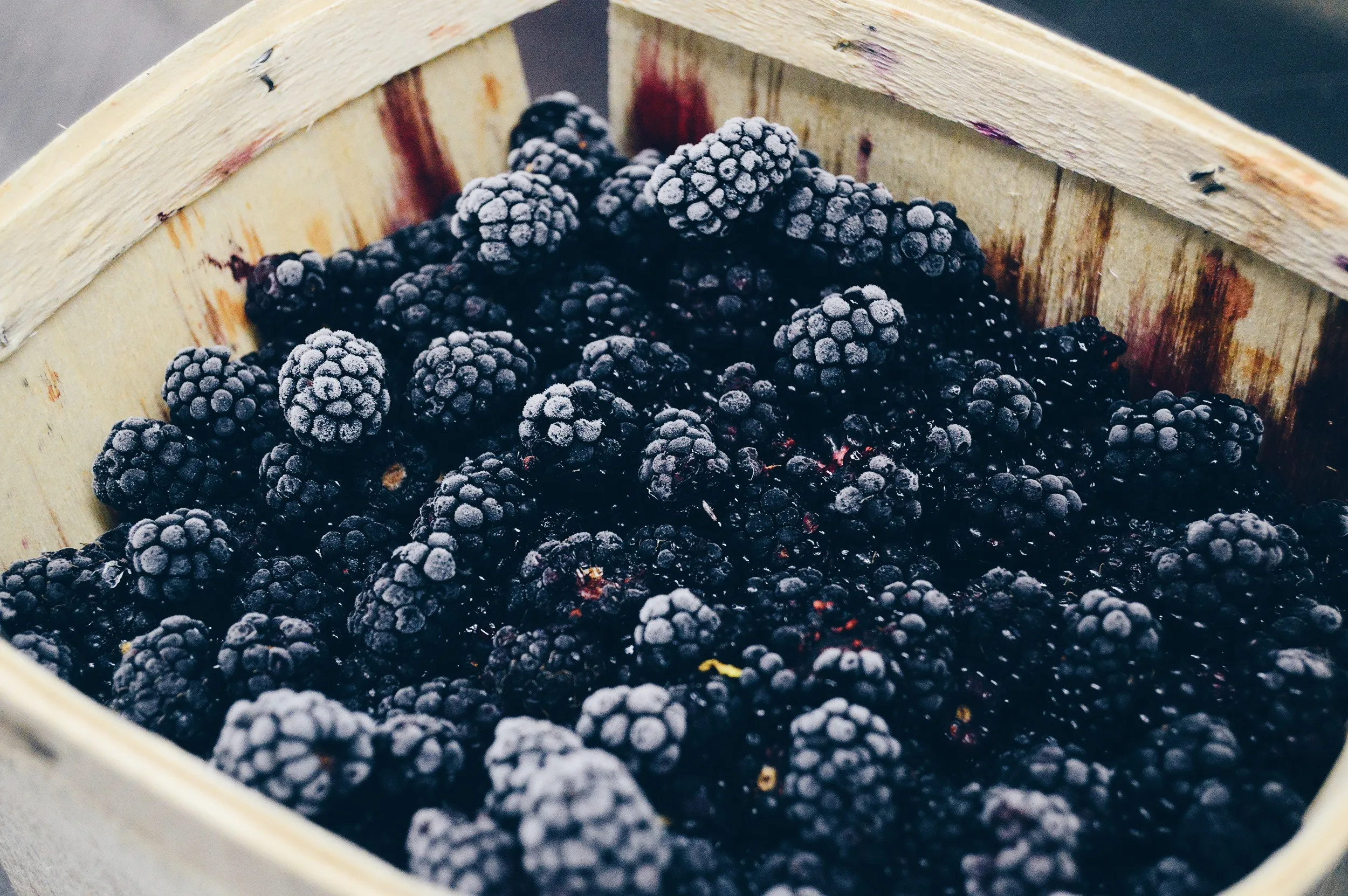 Brombeeren in einer Holzkiste